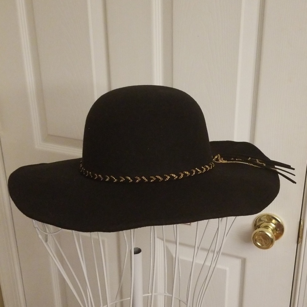 ๐๐Fabulous Black hat!๐น๐ - Picture 1 of 8